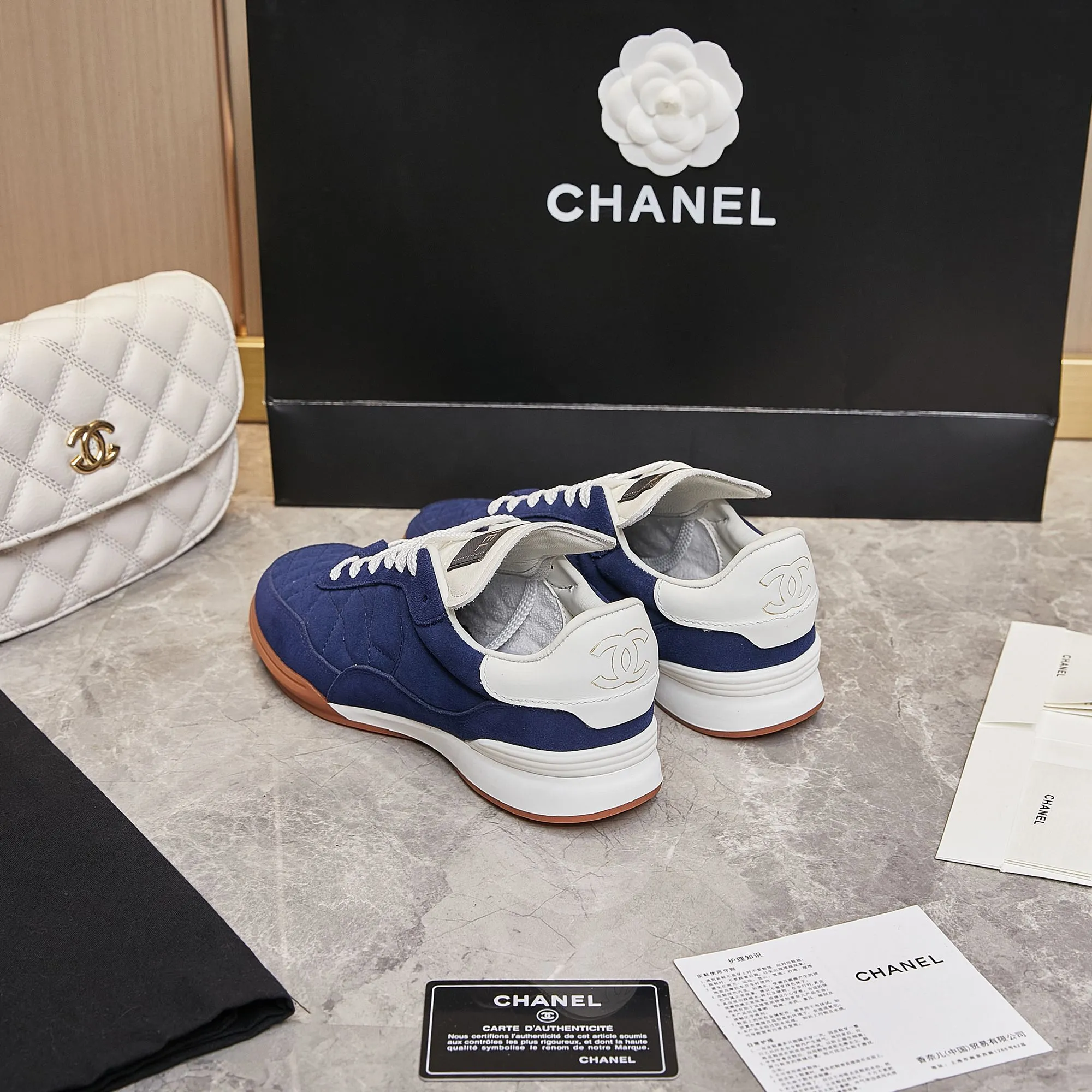 👟👟Ex-factory price 560👟👟 Chanel Chanel - 2024 counter top casual sports shoes This classic design; the upper is electro-embroidered with a variety of techniques; the outsole is fashionable and sporty; it is unusual to incorporate a variety of color matching elements... The diversified mix and match is very beautiful and versatile, casual, fashionable, sports and outdoor can be taken into account... ꫛꫀꪝ Go➫ Material: ❶Upper is made of: Original imported mixed-breed sheep ❷Inside made of: original imported breathable sheepskin ❸Outsole based on: original TPU outsole Full set of boutique packaging for women 35–41